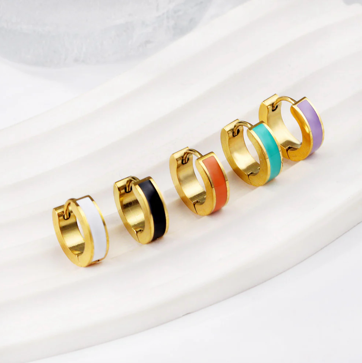 EH27W White and Gold Hoop Earrings
