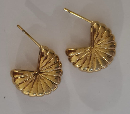 ES17 Gold Shell Stud